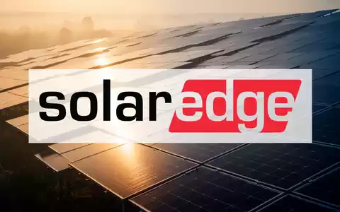 Moderne Solarpark-Anlage bei Sonnenuntergang als Symbol für erneuerbare Energien. - Foto: über boerse-global.de