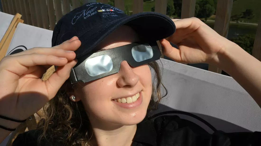 Für den Blick in die Sonne ist zum Schutz der Augen eine Spezialbrille nötig.  - Bild: Felix Hörhager/dpa
