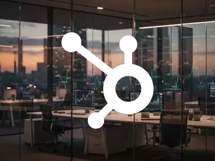 Modernes, minimalistisches Büro bei Dämmerung mit atmosphärischer Beleuchtung als Symbol für Marktanalyse. - Foto: über boerse-global.de