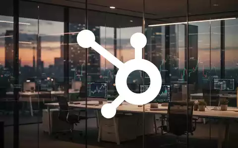 Modernes, minimalistisches Büro bei Dämmerung mit atmosphärischer Beleuchtung als Symbol für Marktanalyse. - Foto: über boerse-global.de