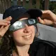 In die Sonne sollte man nur mit Spezialbrillen schauen. (Archivbild) - Bild: Felix Hörhager/dpa