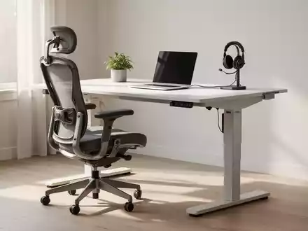 Ein moderner, aufgeräumter Homeoffice-Arbeitsplatz mit einem höhenverstellbaren Schreibtisch in einem hellen Zimmer. - Foto: über boerse-global.de