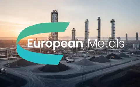 Moderne Industrieanlage zur Rohstoffgewinnung in stimmungsvollem Licht bei Sonnenaufgang. - Foto: über boerse-global.de