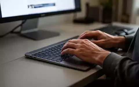 Nahaufnahme einer Person an einem Laptop-Keyboard in einem abgedunkelten Büro, die auf die Risiken von Internetkriminalität hinweist. - Foto: über boerse-global.de