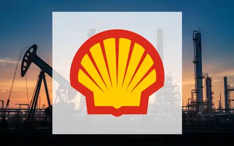 Abstrakte Darstellung einer modernen Ölraffinerie bei Sonnenuntergang als Symbol für den Energiesektor. - Foto: über boerse-global.de