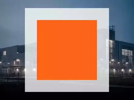 Moderne Energieinfrastruktur bei Dämmerung in kühlen, bläulichen Farbtönen. - Foto: über boerse-global.de
