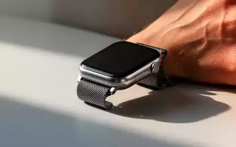 Eine hochwertige Smartwatch auf einer neutralen Oberfläche bei natürlichem Tageslicht. - Foto: über boerse-global.de