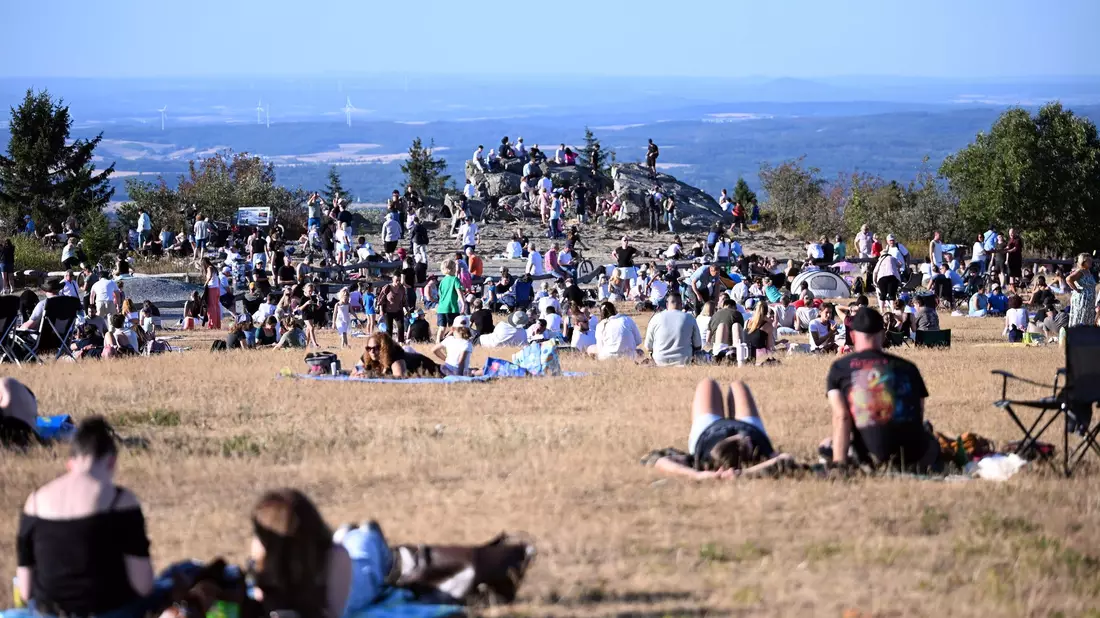 Menschen schauen sich die Sonnenfinsternis auf dem Feldberg im Taunus an. - Bild: JEB/dpa