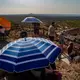 Menschen versammeln sich in Spanien am höchsten Punkt des Dorfes Llardecans vor der Sonnenfinsternis. - Bild: Jordi Boixareu/ZUMA Press Wire/dpa