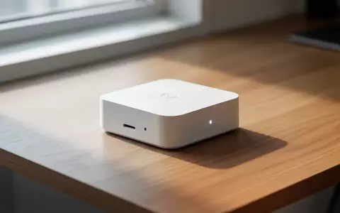 Ein minimalistischer weißer Pixel Tag Tracker liegt auf einem Holztisch in hellem, natürlichem Tageslicht. - Foto: über boerse-global.de