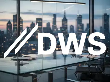 Abstraktes, atmosphärisches Bild eines modernen Büros mit Blick auf einen Finanzdistrikt zur Dämmerung. - Foto: über boerse-global.de