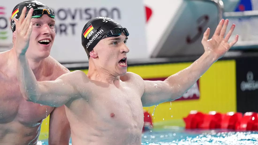 Jubel im Doppelpack: Liebmann (r) und Schwarz freuen sich. - Bild: Sebastien Bozon/AFP/dpa