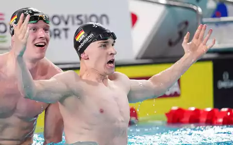 Jubel im Doppelpack: Liebmann (r) und Schwarz freuen sich. - Foto: Sebastien Bozon/AFP/dpa