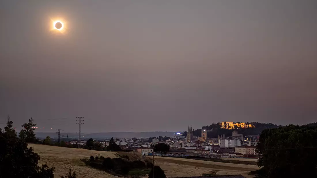 Burgos in Spanien während der totalen Sonnenfinsternis. - Bild: Gabriel Luengas/EUROPA PRESS/dpa