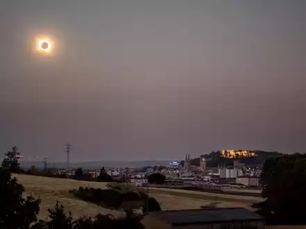 Burgos in Spanien während der totalen Sonnenfinsternis. - Foto: Gabriel Luengas/EUROPA PRESS/dpa