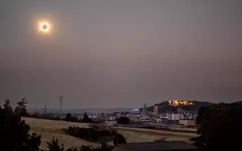 Burgos in Spanien während der totalen Sonnenfinsternis. - Foto: Gabriel Luengas/EUROPA PRESS/dpa