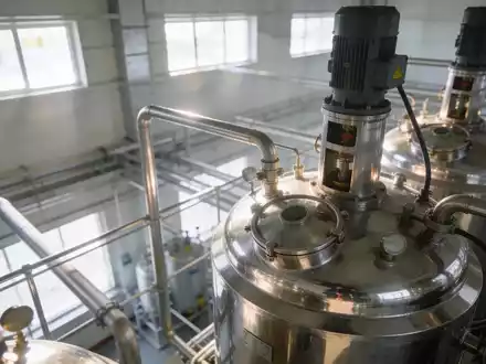 Moderne Industrieanlage mit Fokus auf metallische Strukturen und diffusem Tageslicht. - Foto: über boerse-global.de