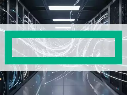 Moderne Serverinfrastruktur in einem Rechenzentrum mit leuchtenden Glasfaserkabeln und technischer Atmosphäre. - Foto: über boerse-global.de