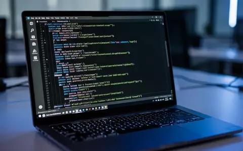 Ein Laptop-Bildschirm zeigt komplexen Programmiercode in einem dunklen Terminal-Fenster. - Foto: über boerse-global.de