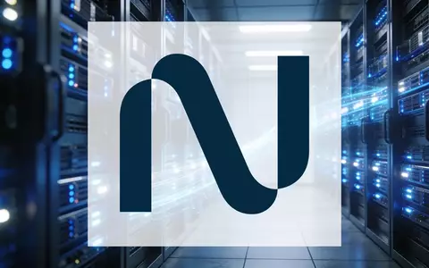 Abstrakte Darstellung eines modernen Rechenzentrums mit leuchtenden Server-Racks als Symbol für technologisches Wachstum. - Foto: über boerse-global.de