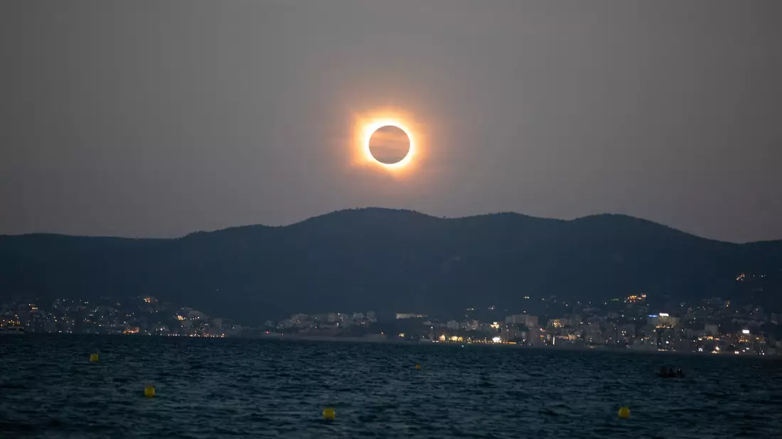 Verdeckte Sonne über Mallorca während der totalen Sonnenfinsternis. - Bild: Clara Margais/dpa