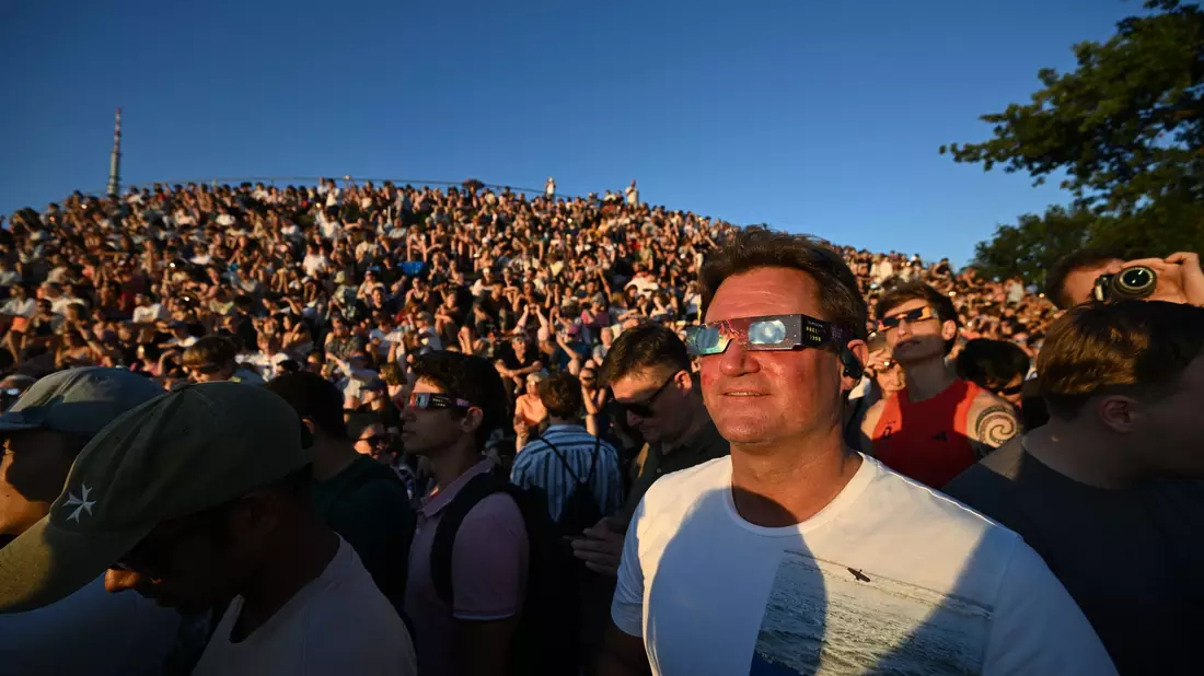 Großer Andrang herrschte auch in Deutschland, um die partielle Sonnenfinsternis zu beobachten - wie hier im Münchner Olympiapark. - Bild: Felix Hörhager/dpa