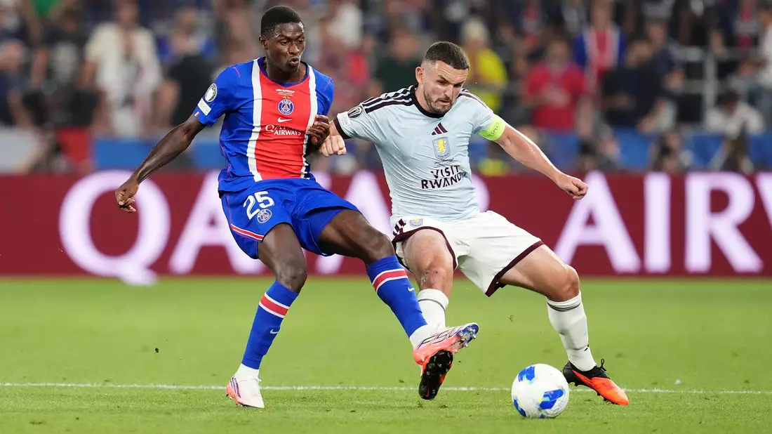 Nun Mendes von Paris Saint-Germain (links) und Aston-Villa-Profi John McGinn kämpfen um den Ball. - Bild: Adam Davy/PA Wire/dpa