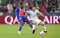 Nun Mendes von Paris Saint-Germain (links) und Aston-Villa-Profi John McGinn kämpfen um den Ball. - Foto: Adam Davy/PA Wire/dpa