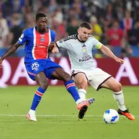 Nun Mendes von Paris Saint-Germain (links) und Aston-Villa-Profi John McGinn kämpfen um den Ball. - Foto: Adam Davy/PA Wire/dpa
