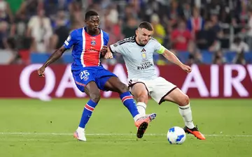 Nun Mendes von Paris Saint-Germain (links) und Aston-Villa-Profi John McGinn kämpfen um den Ball. - Foto: Adam Davy/PA Wire/dpa