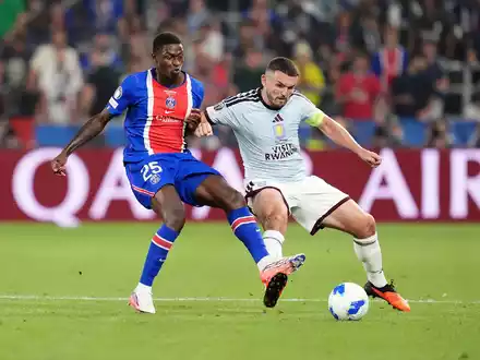 Nun Mendes von Paris Saint-Germain (links) und Aston-Villa-Profi John McGinn kämpfen um den Ball. - Foto: Adam Davy/PA Wire/dpa