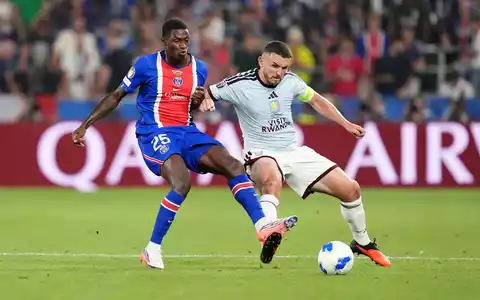 Nun Mendes von Paris Saint-Germain (links) und Aston-Villa-Profi John McGinn kämpfen um den Ball. - Foto: Adam Davy/PA Wire/dpa