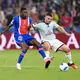 Nun Mendes von Paris Saint-Germain (links) und Aston-Villa-Profi John McGinn kämpfen um den Ball. - Bild: Adam Davy/PA Wire/dpa