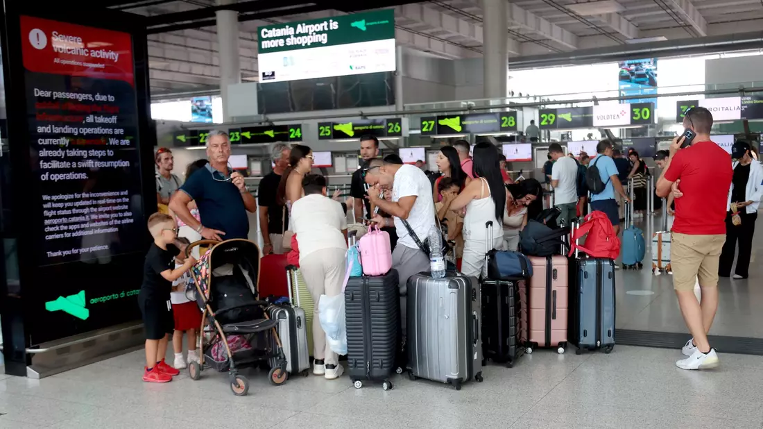Reisende sitzen weiter fest.  - Bild: Davide Anastasi/LaPresse via ZUMA Press/dpa