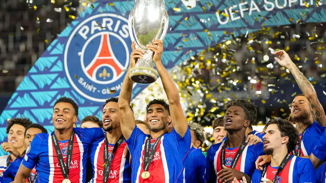 Achraf Hakimi von PSG reckte den Pokal als Supercup-Sieger in die Höhe. - Bild: Darko Bandic/AP/dpa