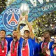 Achraf Hakimi von PSG reckte den Pokal als Supercup-Sieger in die Höhe. - Bild: Darko Bandic/AP/dpa