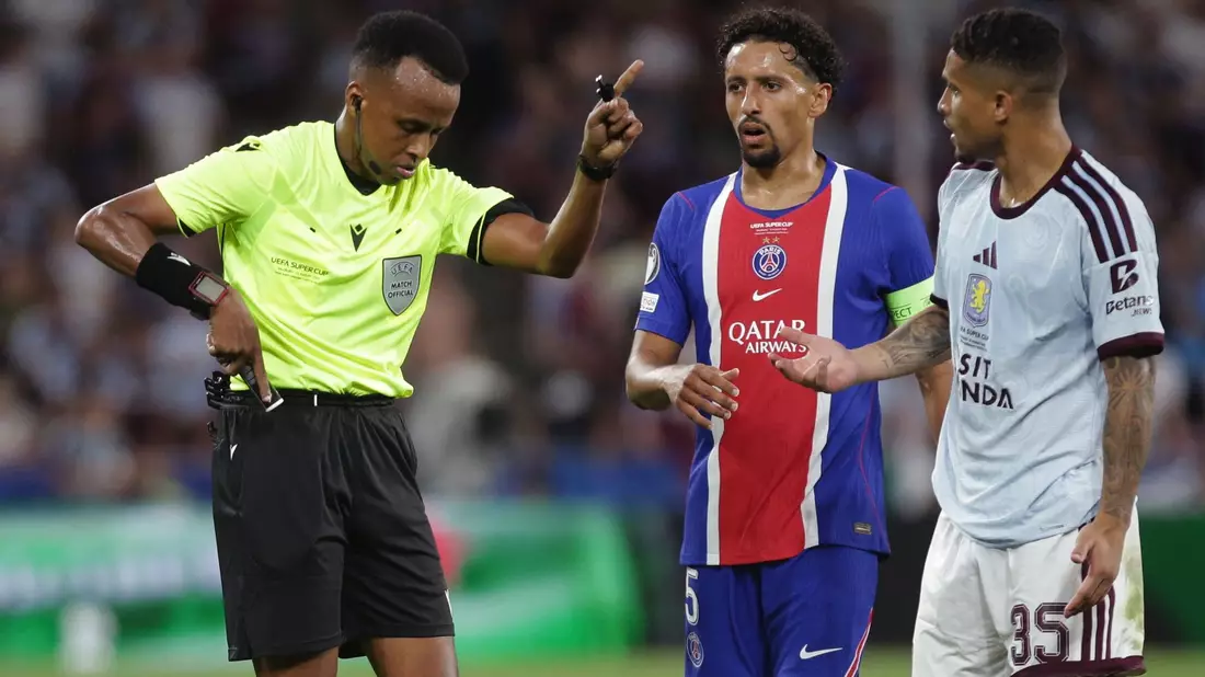 Schiedsrichter Omar Artan aus Somalia leitet als erster Nicht-Europäer den UEFA-Supercup. - Bild: Heinz-Peter Bader/AP/dpa