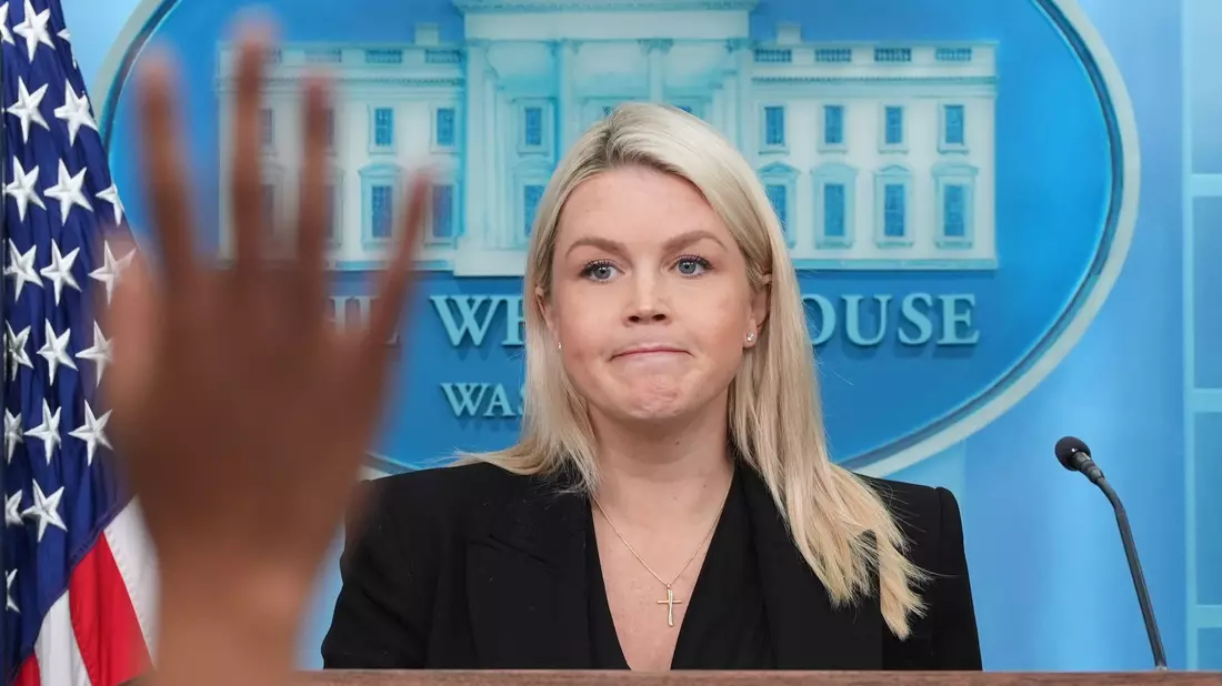 Die US-Regierungssprecherin Karoline Leavitt geht. (Archivfoto) - Bild: Alex Brandon/AP/dpa