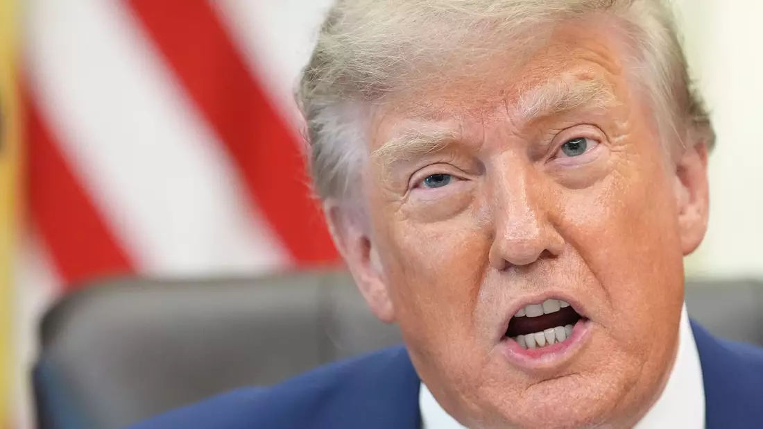 Zwei Medienorganisationen reichen Klage gegen den Premium-Dienst für Trumps Truth Social ein. (Symbolfoto) - Bild: Jacquelyn Martin/AP/dpa