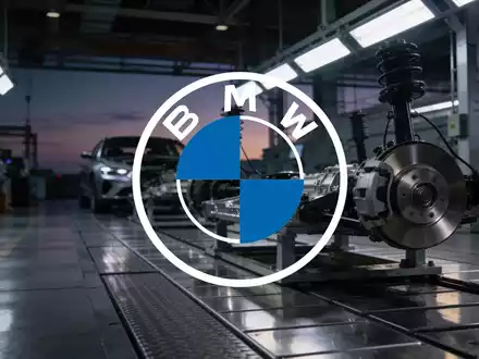 Abstrakte Darstellung einer modernen Automobilfertigung in atmosphärischem Licht, symbolisiert industrielle Stabilität. - Foto: über boerse-global.de