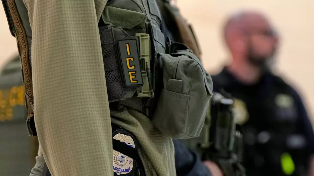 Die US-Einwanderungsbehörde ICE plant die Anschaffung von Elektroschock-Handschuhen. (Archivfoto) - Bild: Angelina Katsanis/AP/dpa