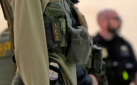 Die US-Einwanderungsbehörde ICE plant die Anschaffung von Elektroschock-Handschuhen. (Archivfoto) - Foto: Angelina Katsanis/AP/dpa