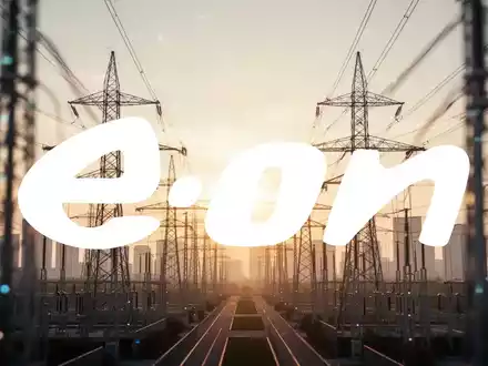 Moderne Strominfrastruktur und Hochspannungsleitungen vor einem goldenen Horizont, die Energie und Wachstum symbolisieren. - Foto: über boerse-global.de
