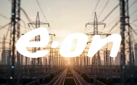 Moderne Strominfrastruktur und Hochspannungsleitungen vor einem goldenen Horizont, die Energie und Wachstum symbolisieren. - Foto: über boerse-global.de