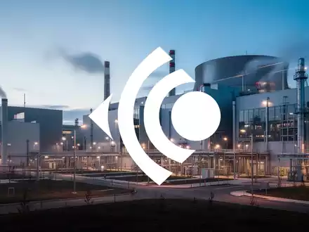 Moderne Industrieanlage im Dämmerlicht als Symbol für den Energiesektor. - Foto: über boerse-global.de