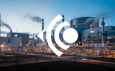 Moderne Industrieanlage im Dämmerlicht als Symbol für den Energiesektor. - Foto: über boerse-global.de