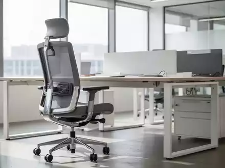 Ein moderner, heller Büroarbeitsplatz mit einem ergonomischen Bürostuhl und einem Schreibtisch in einer professionellen Umgebung. - Foto: über boerse-global.de