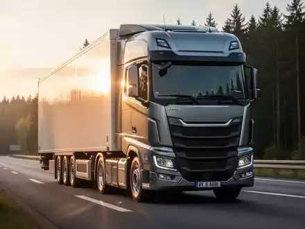 Ein schwerer Lastkraftwagen fährt bei Sonnenuntergang auf einer ruhigen Autobahn. - Foto: über boerse-global.de