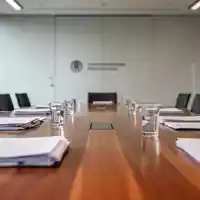 Ein minimalistischer Konferenztisch in einem modernen deutschen Regierungsgebäude bei Tageslicht. - Foto: über boerse-global.de