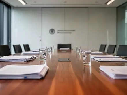 Ein minimalistischer Konferenztisch in einem modernen deutschen Regierungsgebäude bei Tageslicht. - Foto: über boerse-global.de